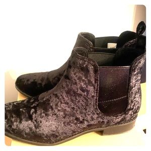 Black velvet Toms booties 8.5